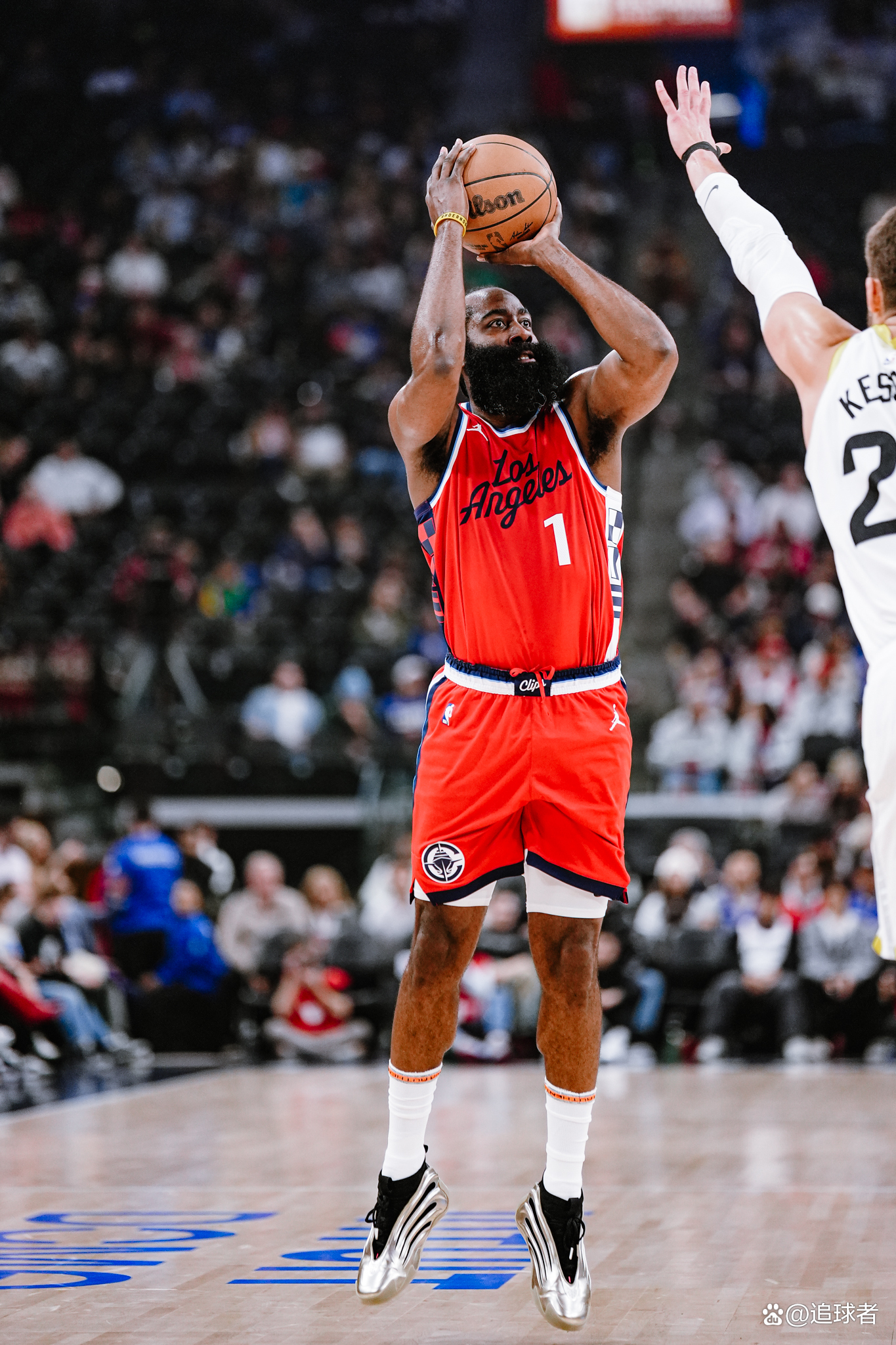 哈登复出首战，复出首战轰40分状态火爆，勇士成为焦点！的简单介绍